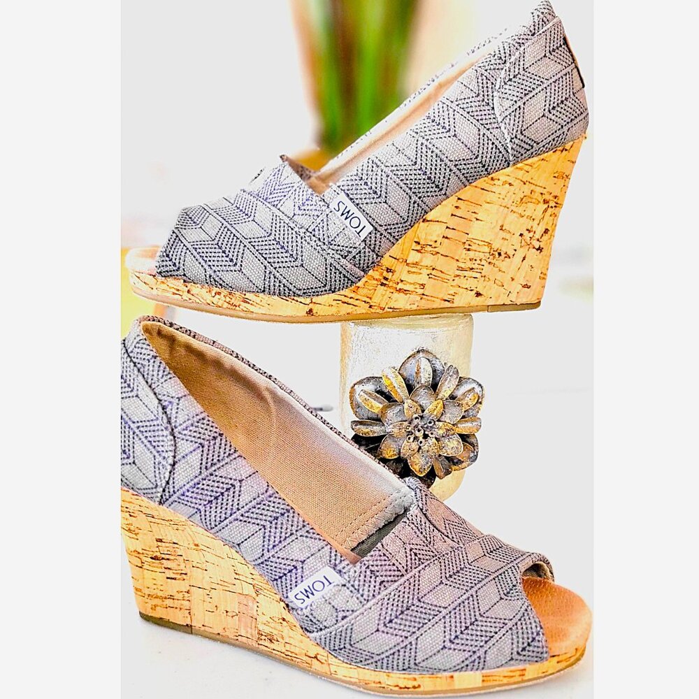 Toms Blue Gray Aztec Wedge Espadrille Sandals Women’s 5.5 Peep Toe Cork Heel EUC